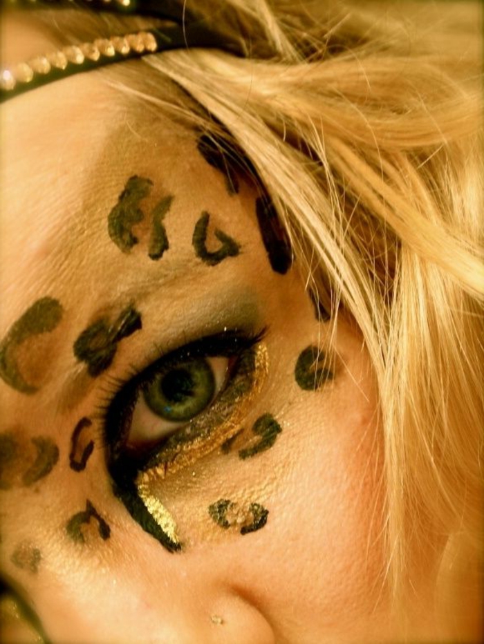 λεοπάρδαλη πρόσωπο-make-up-ξανθά μαλλιά-και-φωτεινά μάτια