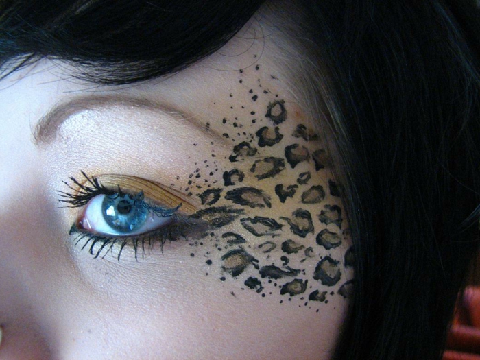 λεοπάρδαλη πρόσωπο make-up-μαύρο-μαλλιά-μπλε-μάτια