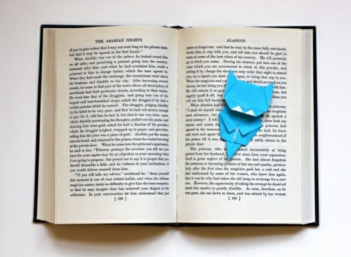 बुकमार्क-खुद-बनाने-नीले ओरिगेमी मूर्ति