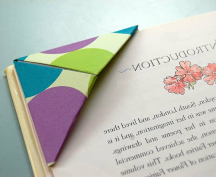 बुकमार्क खुद लेने की ओरीगैमी से टिंकर-हरे और बैंगनी गठबंधन
