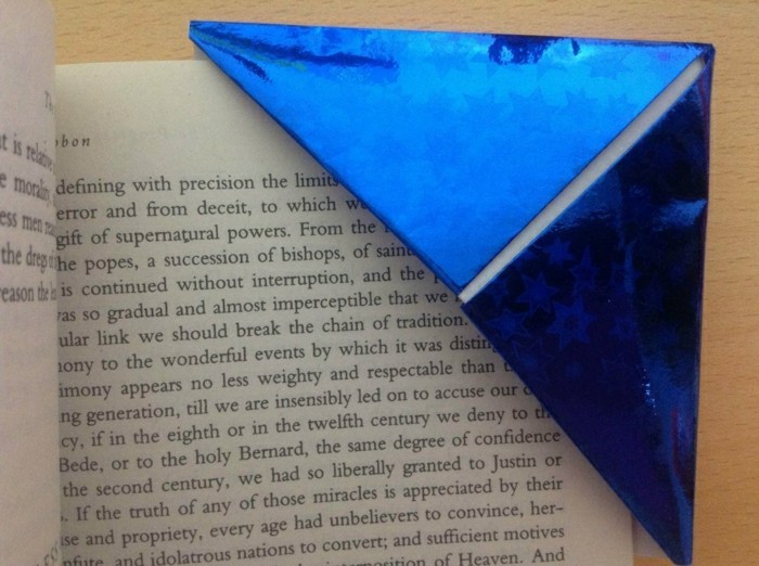 बुकमार्क-भी-मेकअप प्रकाश और नीले रंग