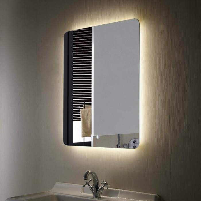 ярка огледална с осветление в баня-огледална стена