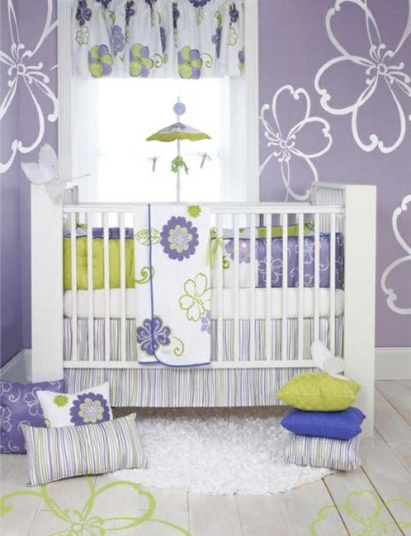 在紫色的婴儿房墙上画的白色花朵