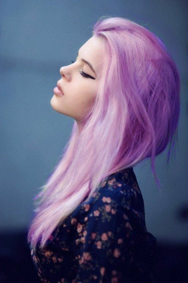 μοβ-μαλλιά-μοναδικό-εμφάνιση - γκρι φόντο