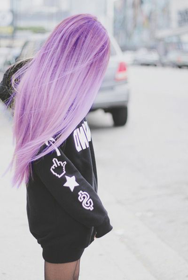 紫色头发优雅美丽的女人 - 在城市