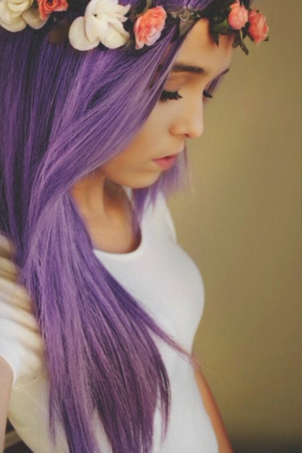 头发上带着花环的紫头发女人 - 很棒的外观