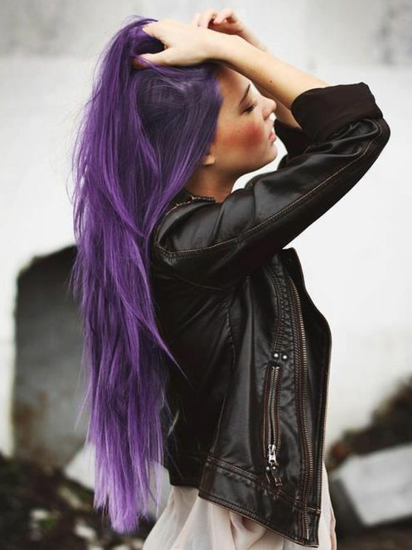 紫色头发女人与性感发型 - 很好看