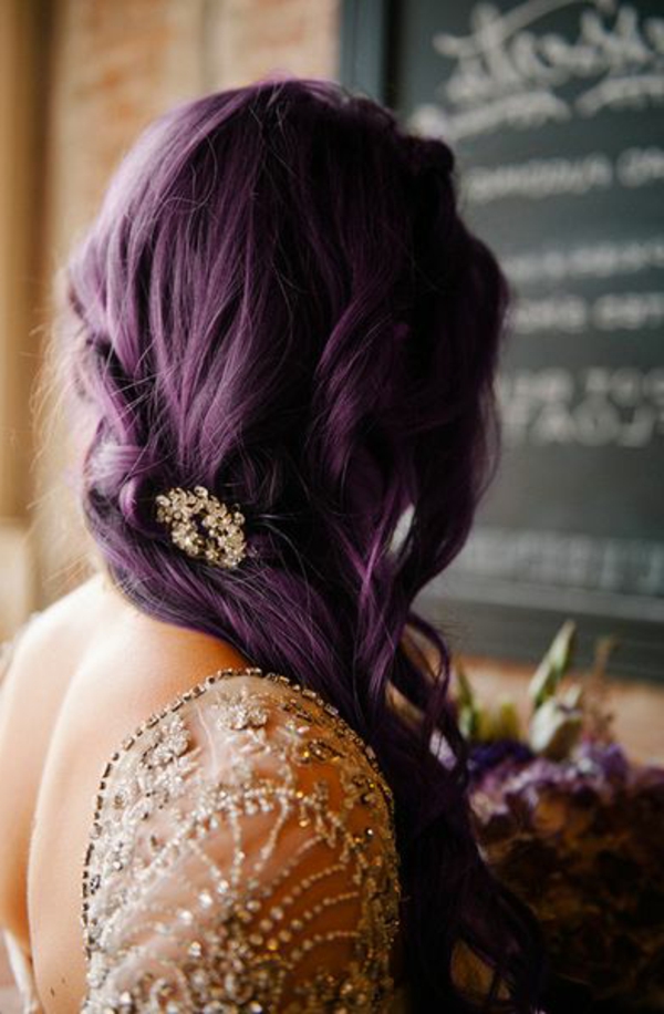 μοβ-μαλλιά-λαμπρή-εμφάνιση - φωτογραφία που τραβήχτηκε από πίσω