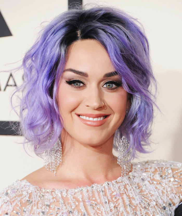 лилава коса, боб прическа, привлекателни уши, червено червило, черна спирала и очна линия, Katy Perry