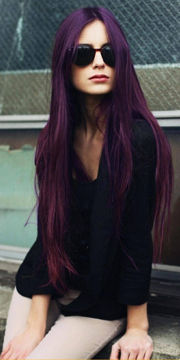 紫色头发女孩与更长的光滑发型 - 黑色眼镜