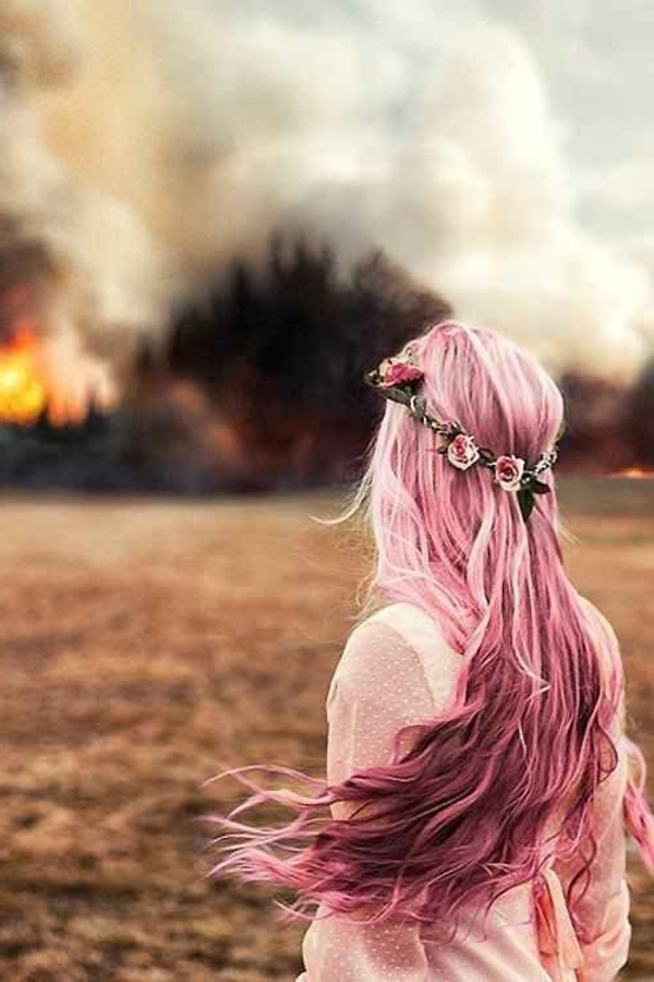лилаво-косми с розови нюанси - огън зад него