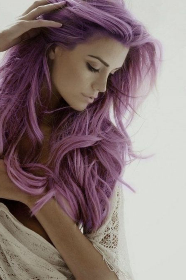 púrpura-pelo super-interesante-mujer de aspecto