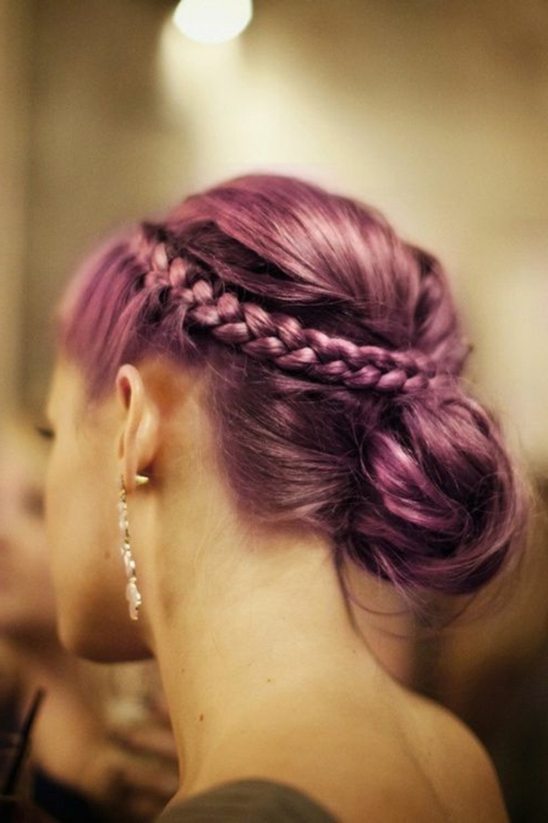 紫色的头发超级大辫子与优雅的外观