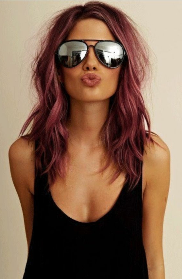 紫色头发 - 伟大的女人与太阳镜 - 白色背景