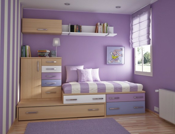 gyermekszoba lila faltervvel és fa szekrénnyel
