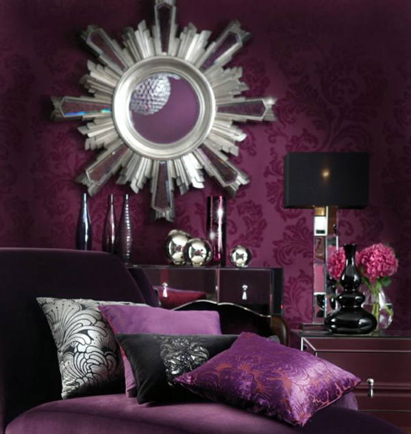 Кръгло луксозно огледало и виолетова стена дизайн и покривки завивки в спалнята