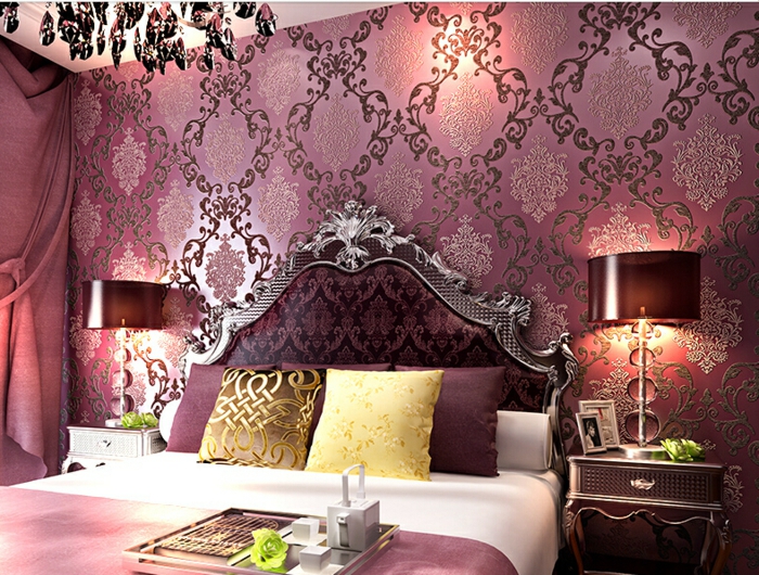 lila-tapetti-barokki makuuhuone