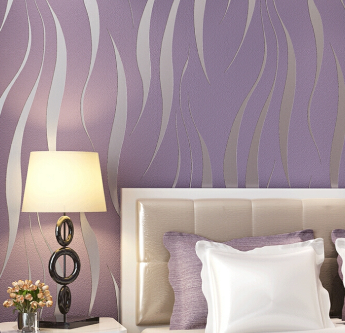 紫色墙纸灯下了张床