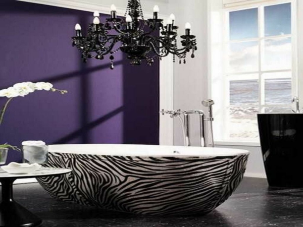 紫色的墙式，哥特式浴室