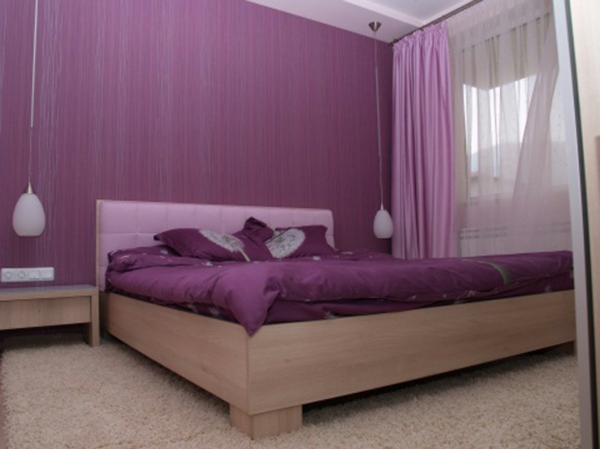 спалня с дизайн от лилава стена