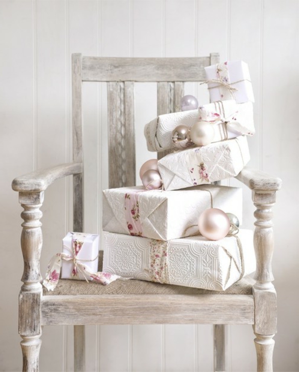 לבן קישוט חג המולד - כיסא עץ עם הרבה מתנות לבן על זה