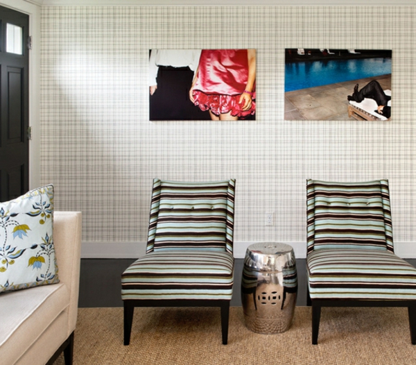 סלון מעוצב עם כיסאות נוח ותמונות על הקיר
