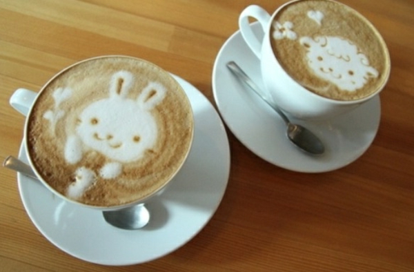 जानवरों के साथ अजीब से सजाया कॉफी कप