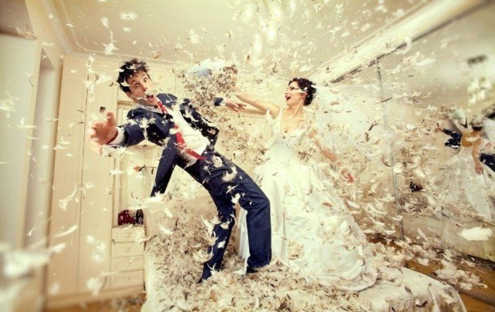mariage drôle photos de Pillow Fight entre la mariée et le marié