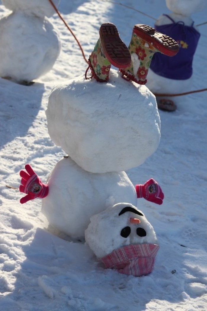 有趣的冬天图片雪人搞笑装扮的