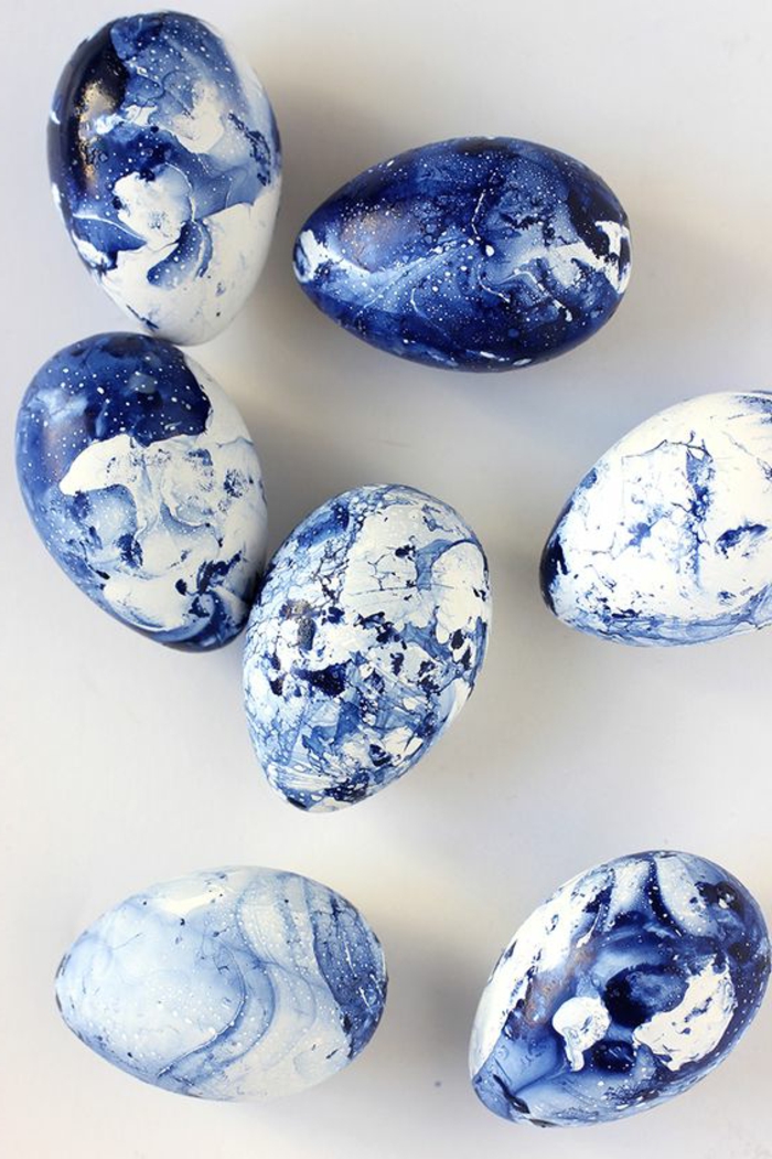 Oeufs bleus drôles peints avec du vernis à ongles bleu et de l'eau - formes abstraites