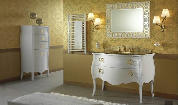 luxoriöses kylpyhuoneen-with-kultainen-tapetit ja valkoinen-huonekalut