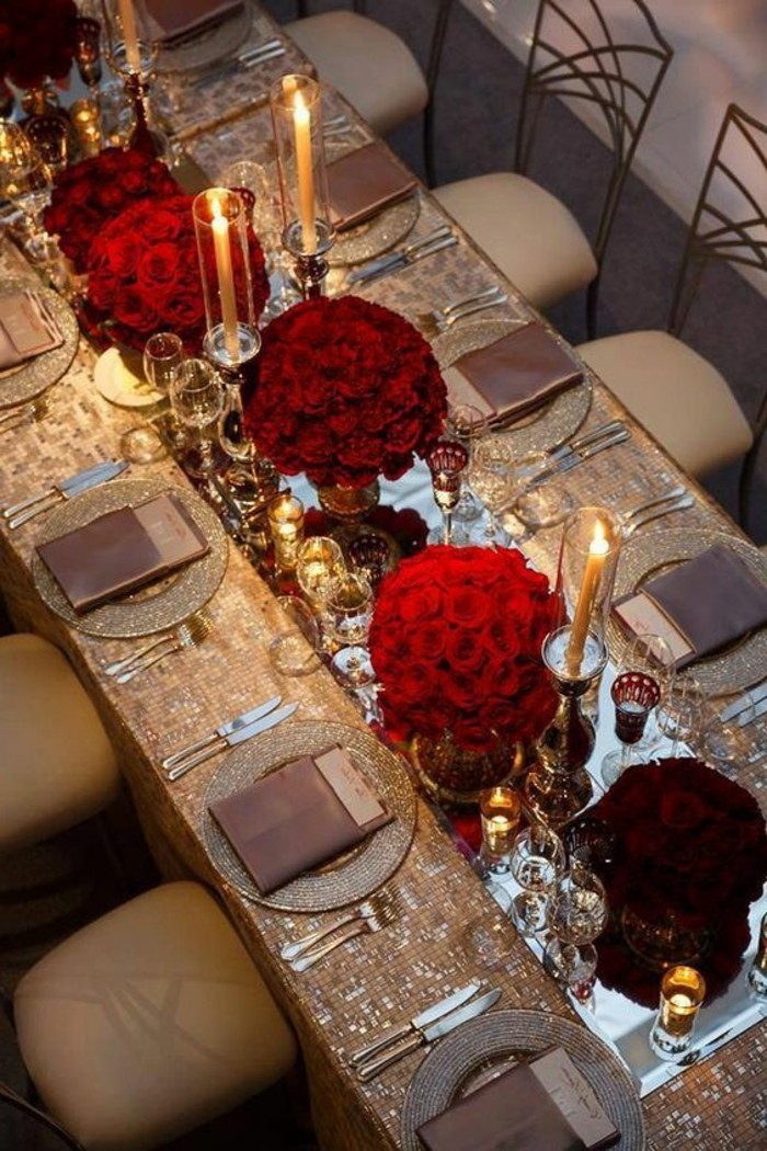 luksuzni postavka stol sa svjetlucava-stolnjak-i-crveno-ruža