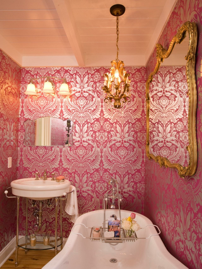 豪华浴室内的法式复古壁纸，仙客来颜色银色装饰
