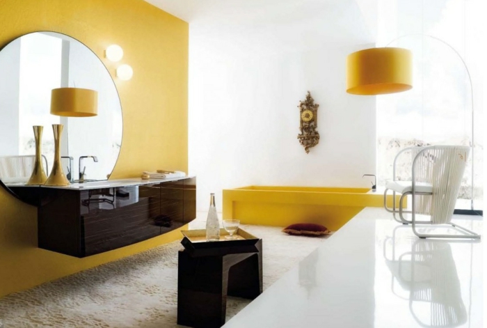 חדרי אמבטיה מפוארים שעון קיר עתיק אמבטיה צהובה