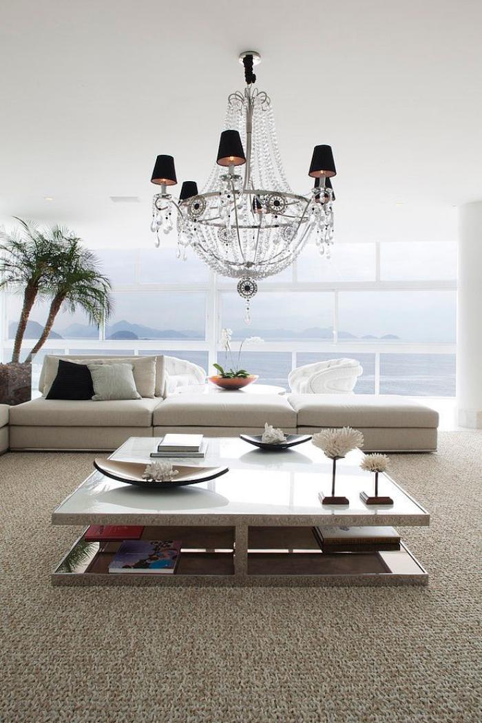 豪华客厅室内客厅的桌子上，用最具吸引力的设计