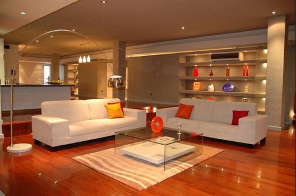 ylellinen-olohuone-moderni-valaistus-kaksi valkoista sohvaa