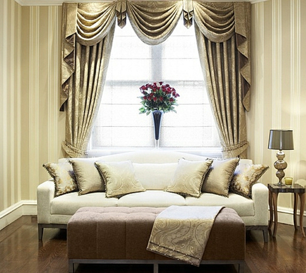 金色配色的不透明窗帘让客厅看起来不错