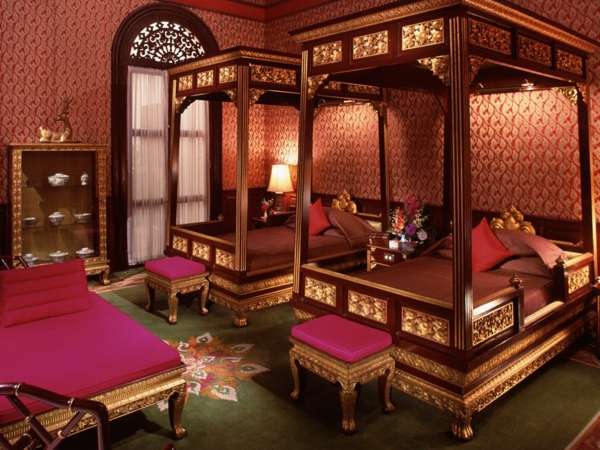 két tágas ágy és oszlopok a luxus oriental hálószobában