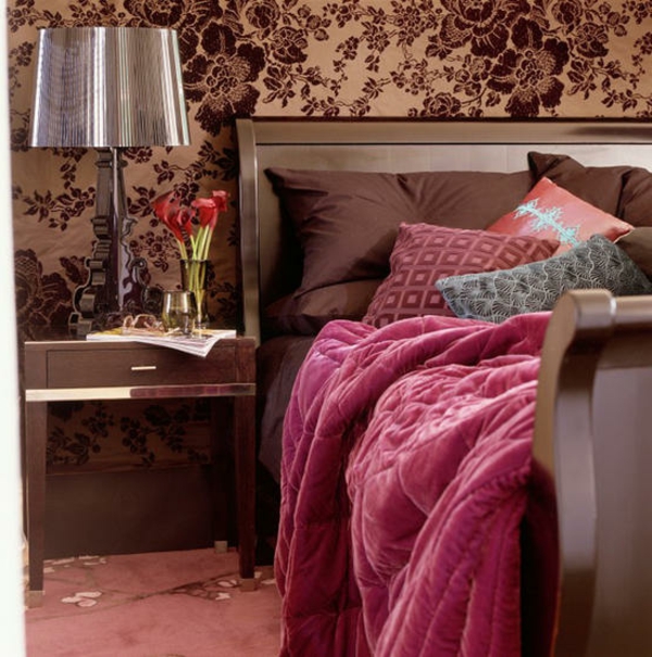 ockra颜色和棕色花在卧室的墙上的数字
