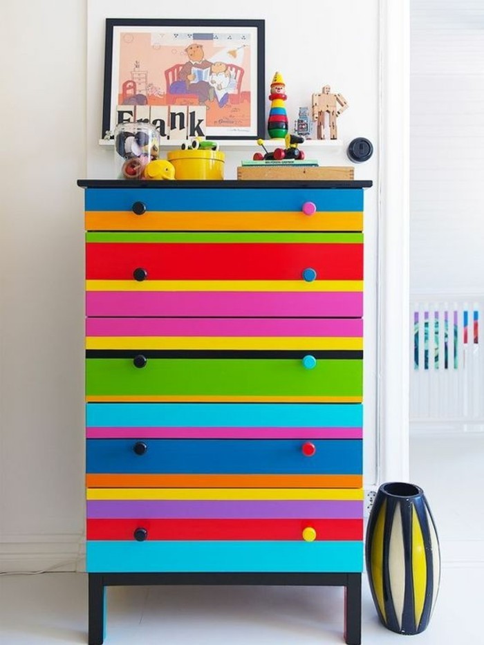 huonekalu-palauttaa-värikäs-kaappi-with-monia-laatikkoa-maljakko-image-DIY leluja