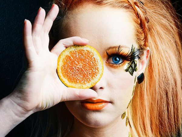 蓝色的眼睛化妆 - 用一片橙色的女人