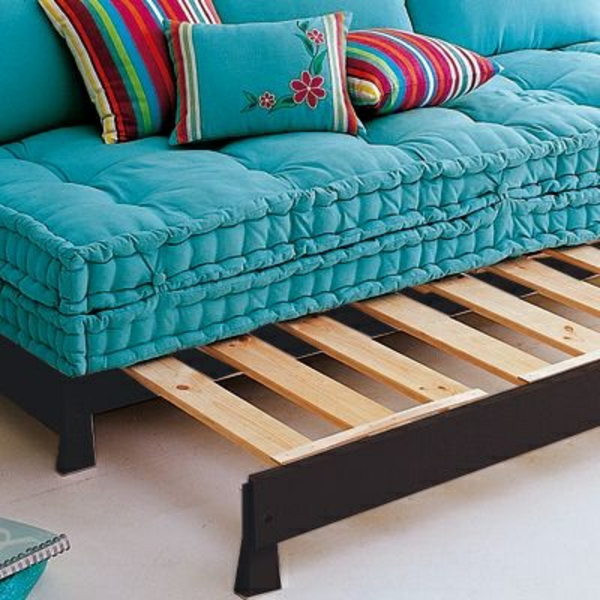 Marokkói bútorokkal kék kanapén