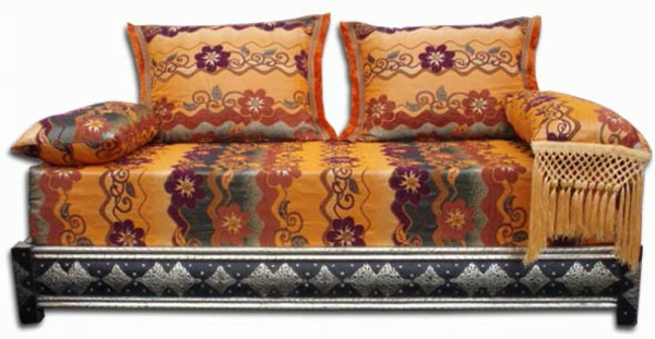 Marokkói bútorokkal, színes kanapé