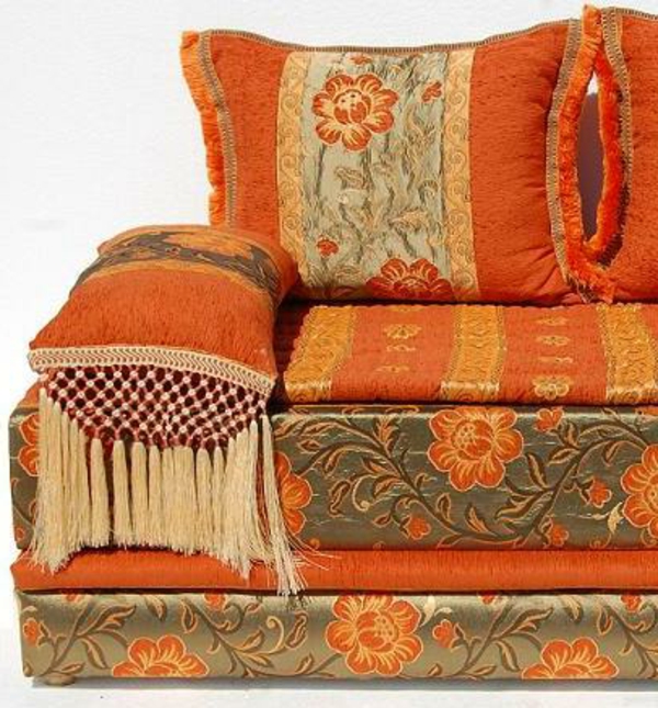 Marokkói bútorokkal, narancssárga kanapé