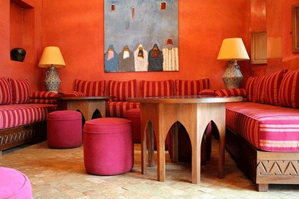 Marokkói bútorok-vörös falak a szobában