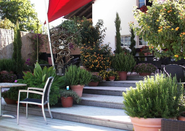ιδέες κηπουρικής - πολλά πράσινα φυτά και πέτρινες σκάλες