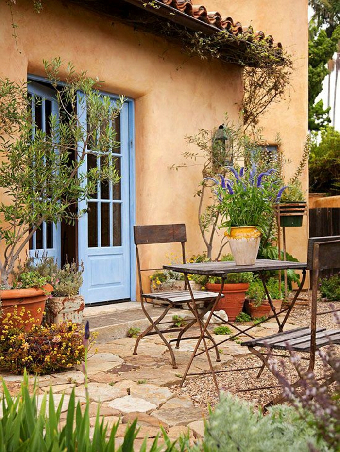 Välimeren-puutarhan suunnitteluun pöydän-tuolit-takorauta kukkaruukun sininen ovi