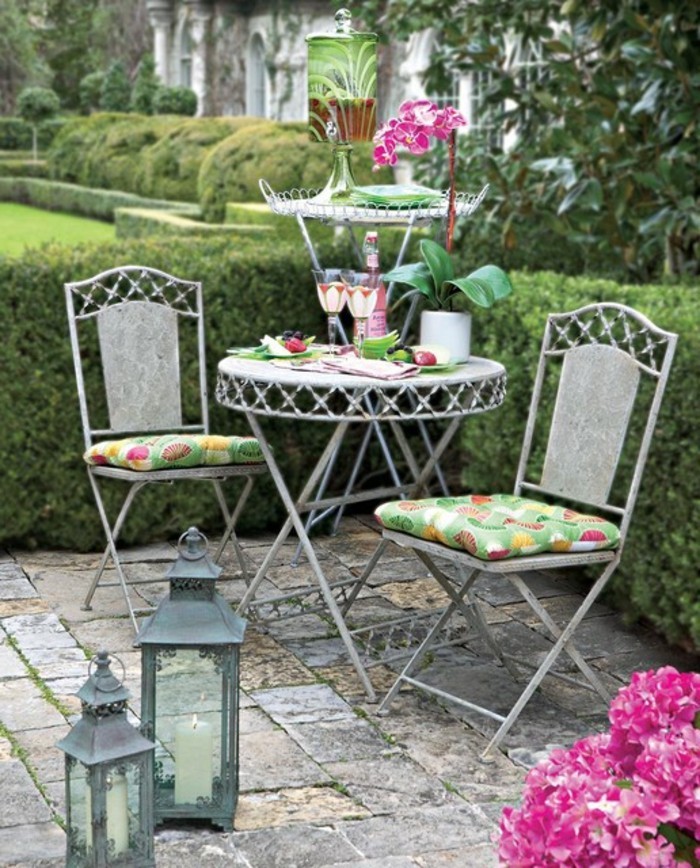 my-bella-jardín-bistro-mesa-con-sillas-dos-velas-titular