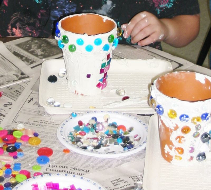 摆弄花盆设计理念白色花盆绘画与彩色珠子装饰理念设计