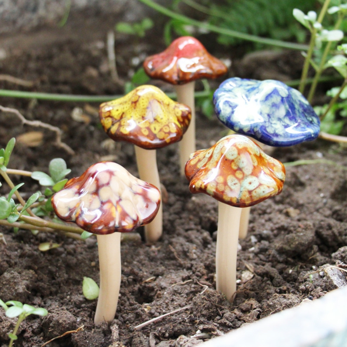 摆弄花盆蘑菇装饰元素在锅里也被认为是一个漂亮的装饰锅